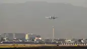 Un avión que desciende y está por aterrizan en el AICM. 
