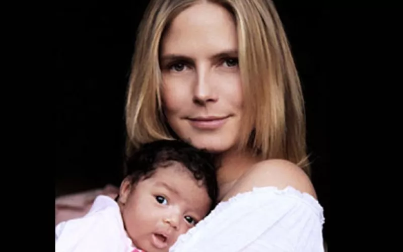 La modelo y el cantante mostraron imágenes de su pequeña hija que nació a principio de octubre en sus páginas web.