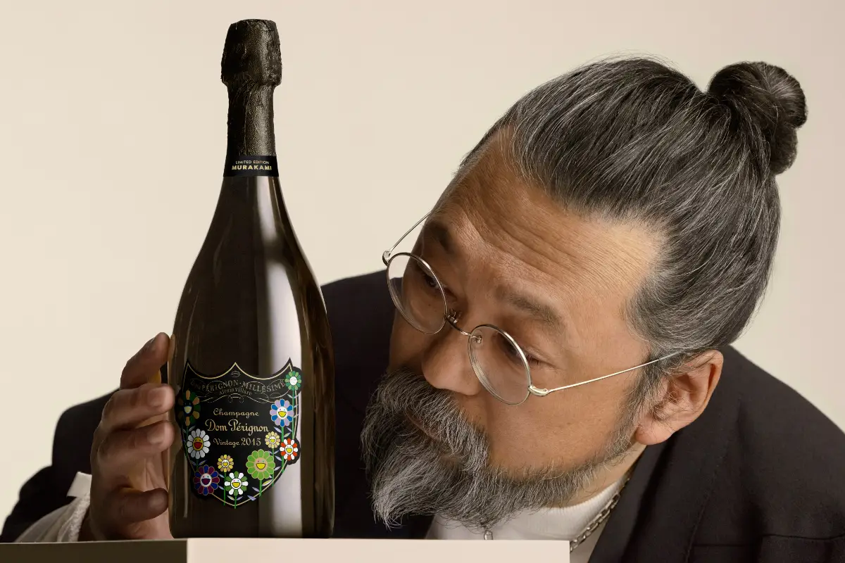 Foto del artista japonés Takashi Murakami observando de cerca la botella de Dom Pérignon que intervino con su diseño.