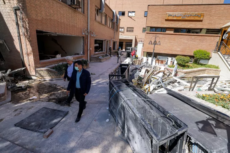 La gente inspecciona los daños después de las huelgas en la Universidad de Tecnología Sharif en Teherán el 7 de abril de 2026. El suministro de gas se restableció el 6 de abril después de ser cortado en partes de Teherán después de un ataque en las primeras horas de la mañana en una estación de reducción de presión de gas e instalaciones de medición en la Universidad de Tecnología de Sharif, lo que provocó una fuga.