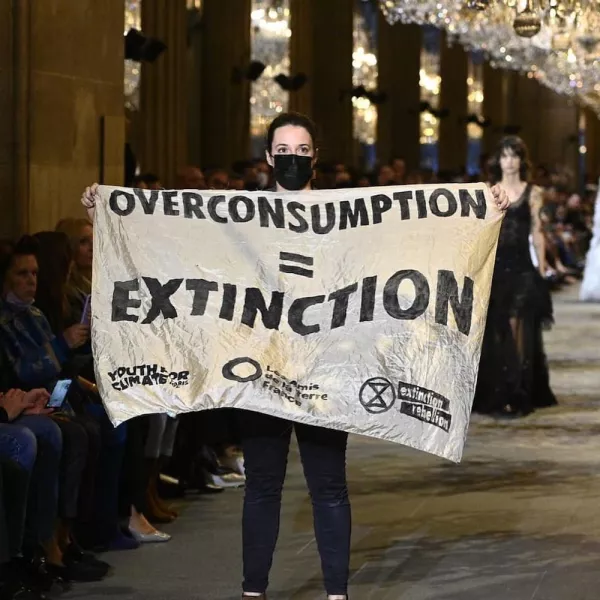 manifestacion-semana-de-la-moda-paris.jpg