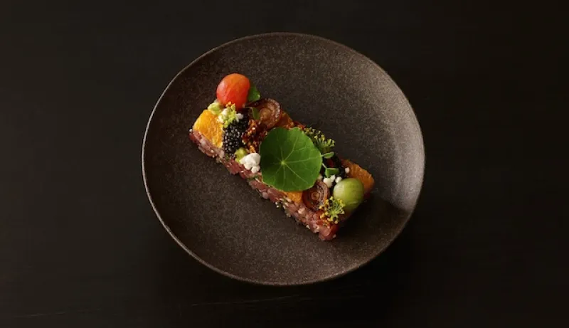 El restaurante La Chine, en el icónico hotel, ofrece un menú especial para este festejo