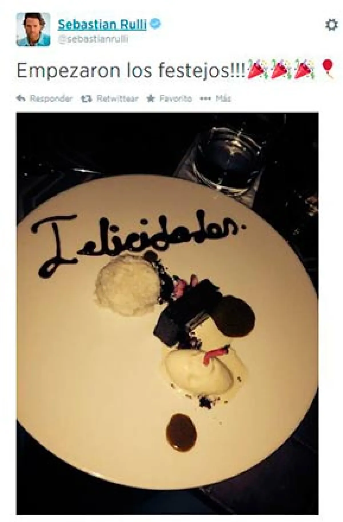 Rulli compartió esta imagen que despierta sospechas, quizá la pareja estpe celebrando unida la fecha.