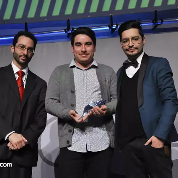 Salomón Amkie entrega el Caracol de plata a Raymundo Ibarra y Sebastián Miranda de la Universidad de Chile en Medios Digitales