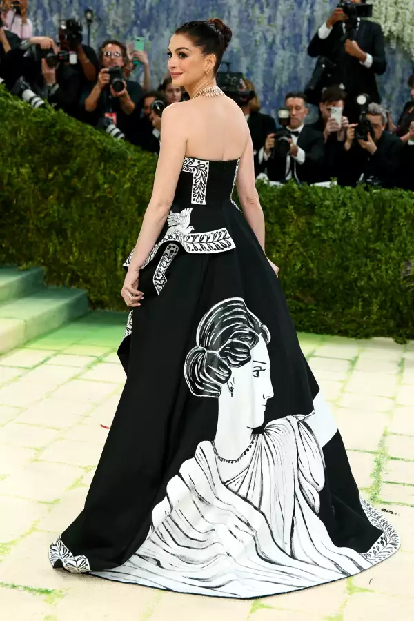 Anne Hathaway Met gala 2026 