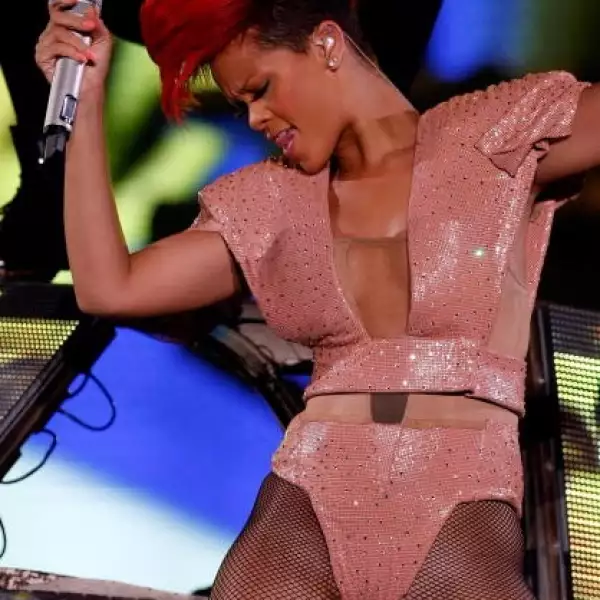 En uno de sus shows se presentó con mohawk y un fleco abundante en un profundo y luminoso color rojo.