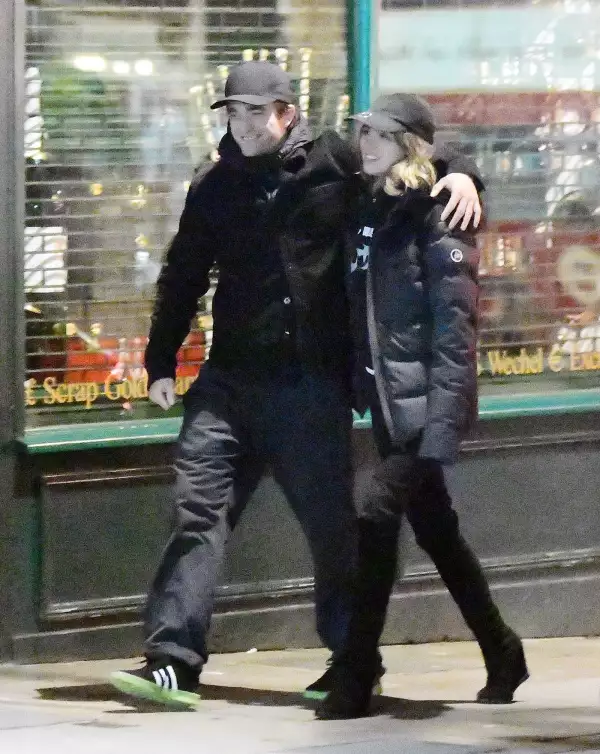 suki-waterhpuse-novia-de-robart-pattinson.jpg