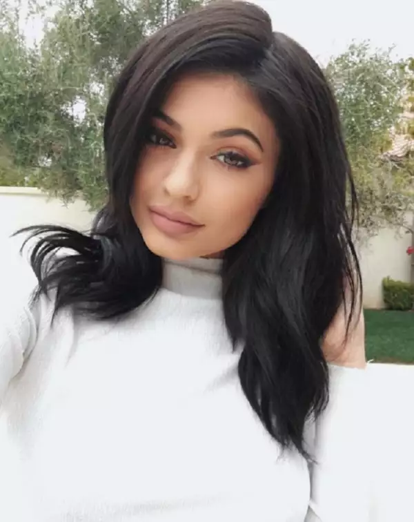 Debido a que siempre usa maquillaje, jamás habíamos notado las pecas que tiene Kylie en la cara.