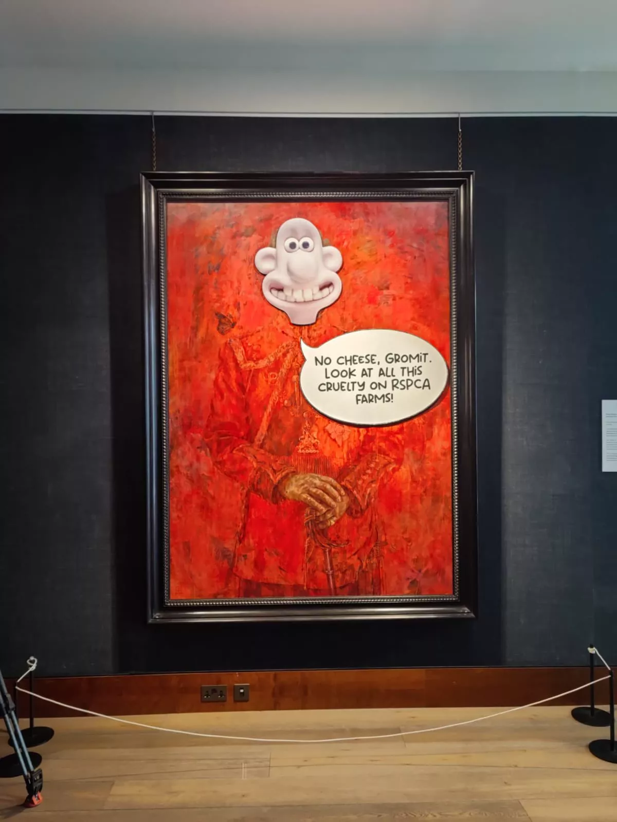 Vandalizan el retrato del rey Carlos con stickers