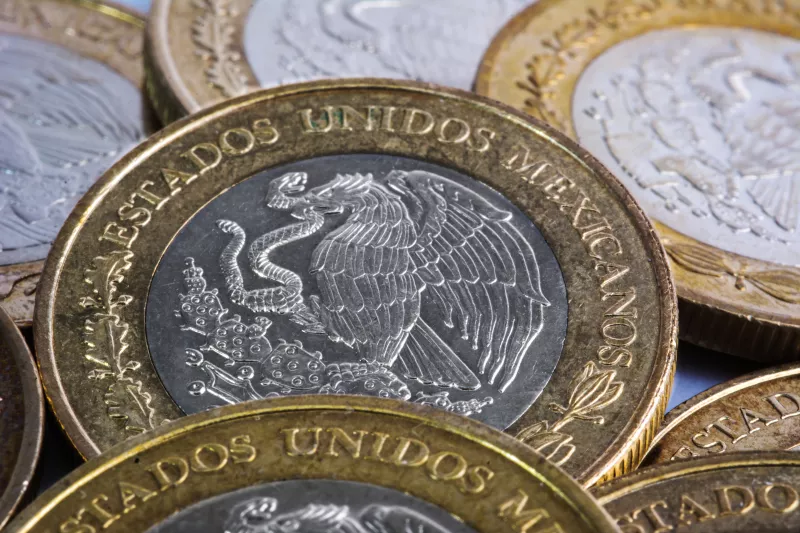 Cierre del peso mexicano hoy, 23 de agosto 2024: tiene ganancia de 2% frente al dólar