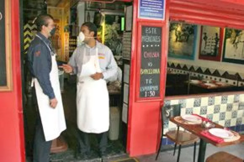 Los bares, restaurantes, cines, teatros, estadios y antros del DF operarán a partir de hoy de forma habitual, sólo con la recomendación a los asistentes de continuar con el uso del tapabocas.