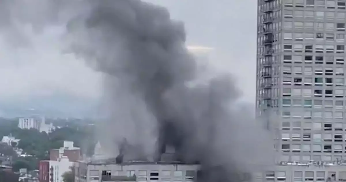 Incendio en Azcapotzalco y columnas de humo provocan movilización de bomberos