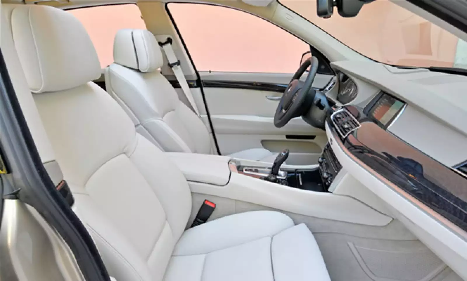 Adicionalmente se ofrecen un sistema de climatización con regulación en cuatro zonas, puerto USB y un disco duro de 80 GB para memorizar la colección de títulos musicales preferidos.