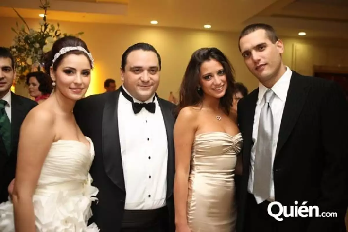 Los novios, mariana Zorrilla y Roberto Borge con María y Jorge Emilio.