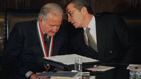 El autor de la novela ‘Aura’ recibió de manos del entonces presidente de México, Ernesto Zedillo, la medalla Belisario Domínguez en la Ciudad de Mexico City, el 7 de octubre de 1999.