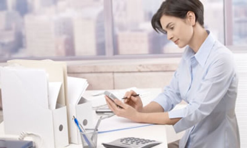 Si tú ya tienes un teléfono inteligente, aprovéchalo para hacer todas tus operaciones bancarias. (Foto: Photos To Go)