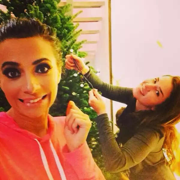 La presentadora de televisión Cecilia Galliano decoró su arbolito en familia.