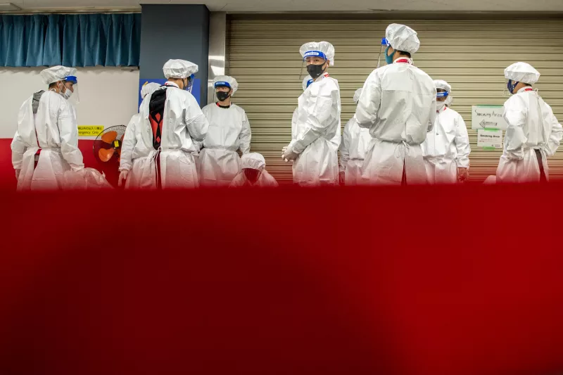 Trabajadores limpian un estadio como medida preventiva contra el COVID-19 durante el campeonato mundial de gimnasia artística en el Gimnasio Kitakyushu en Japón. 