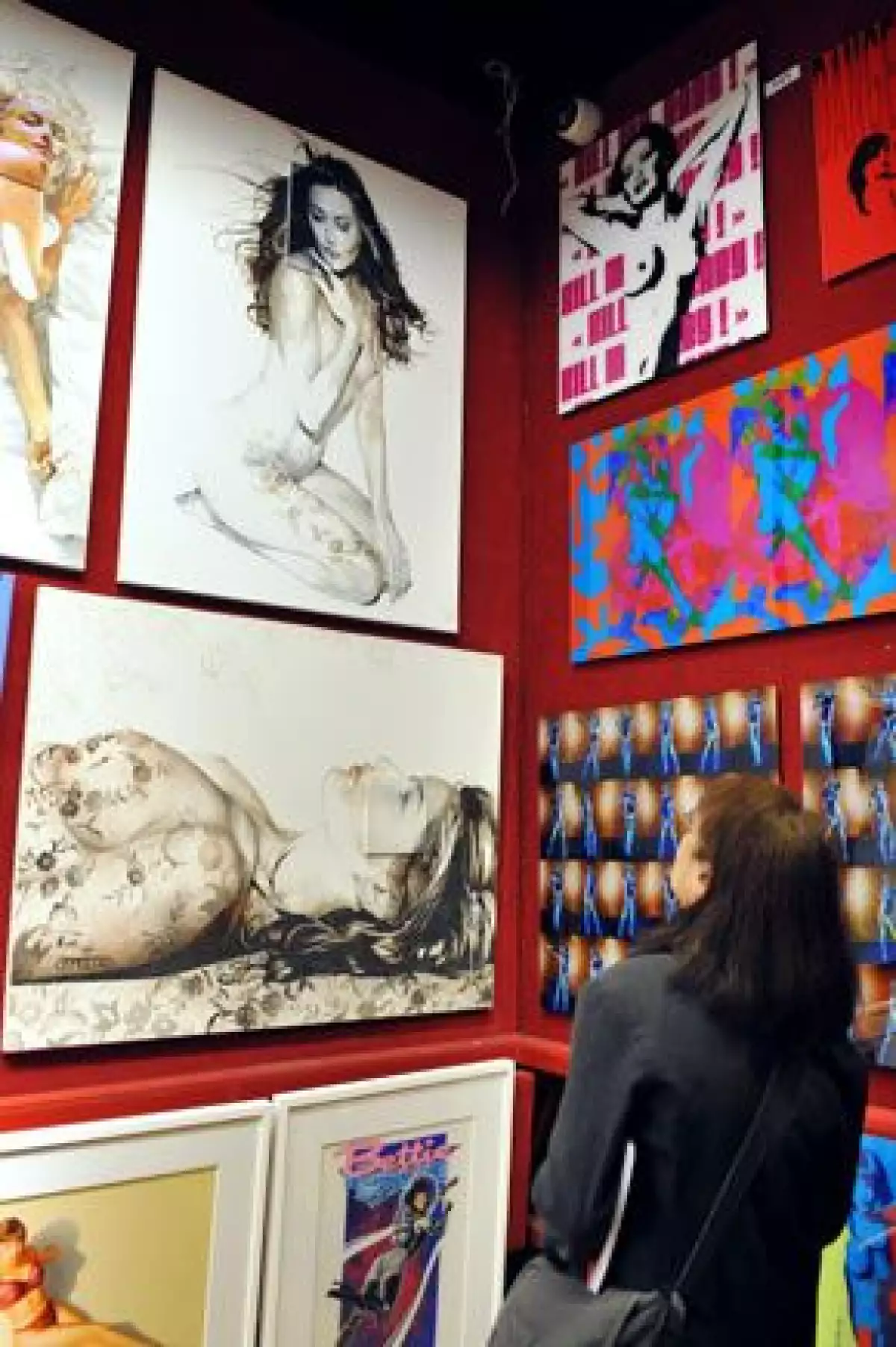 Un dibujo de la primera dama francesa sin ropa, a excepción de un tanga, y cubriendo un pecho con el brazo, se venderá en París junto con otras obras de strippers y chicas pin-up.