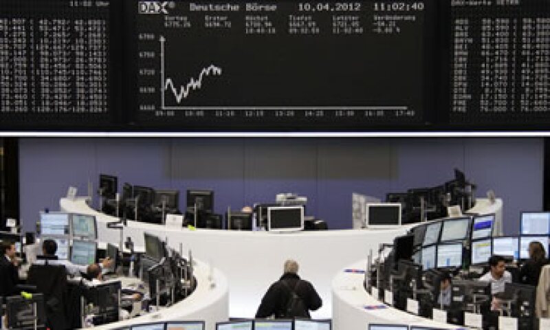 Las acciones europeas ampliaban sus pérdidas después de que Wall Street abrió con descensos. (Foto: Reuters)