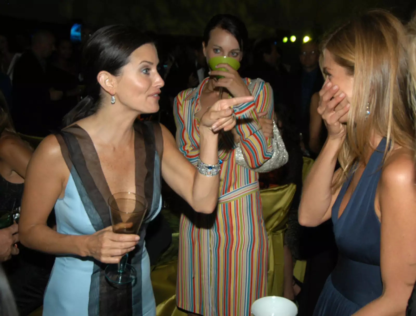 Sí que saben divertirse juntas. Las famosas Rachel y Monica en la after party de los Emmys 2003.