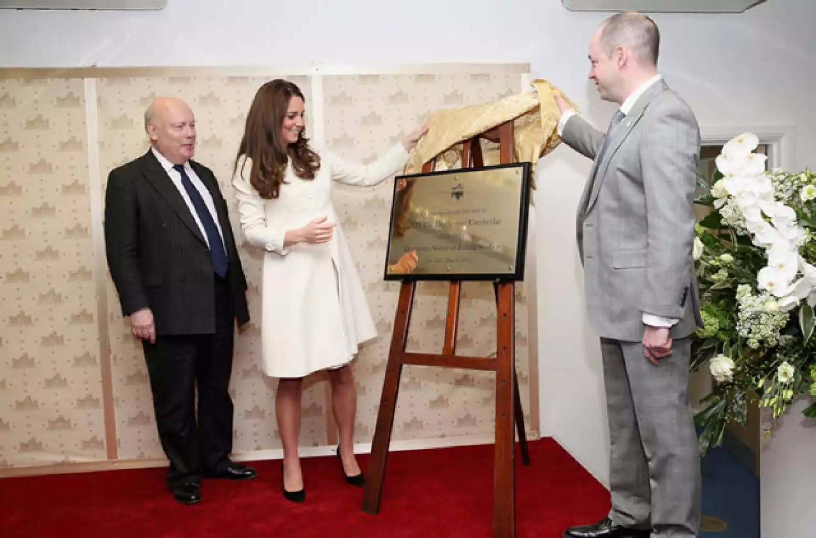 Al término de su visita, Kate develó una placa en la que marcaba su paso por el set de grabación de Downton Abbey.