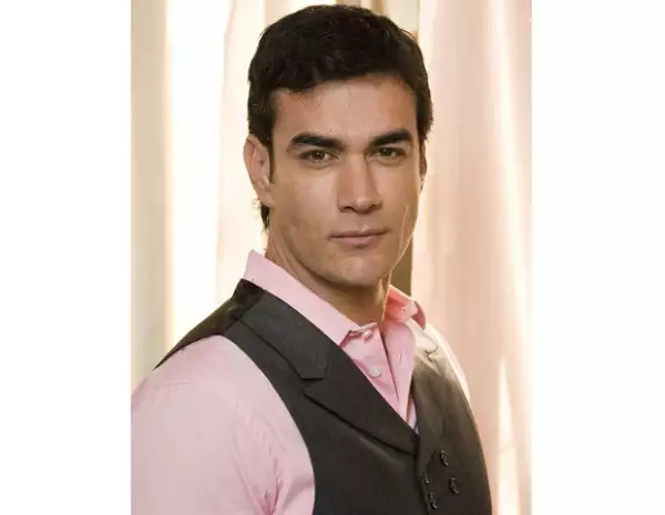 El guapo actor David Zepeda confesó a Quién.com que suele romper sus pantalones cuando está grabando una escena de televisión.