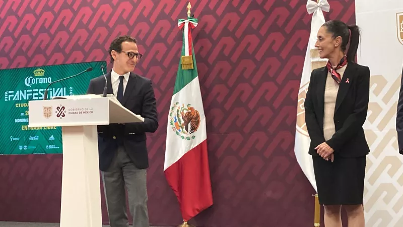 Claudia Sheinbaum y Edgar Farah, en la presentación del FIFA Fan Festival en CDMX. 