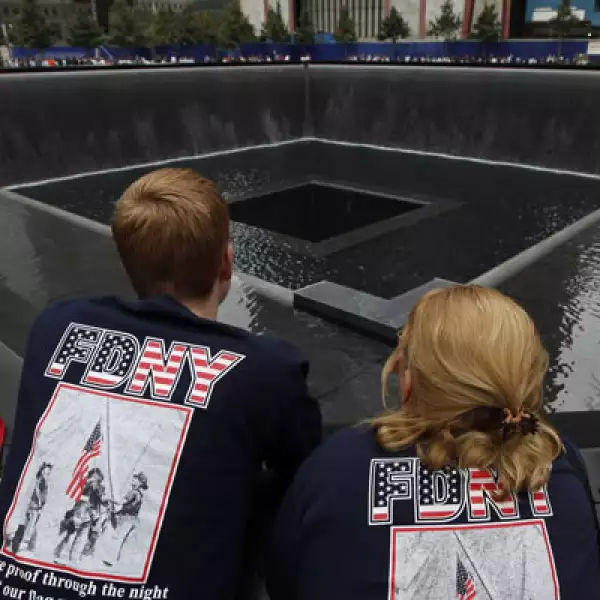 Personas vistieron con camisetas que decían "Nunca lo olvides", un lema popular desde los atentados.