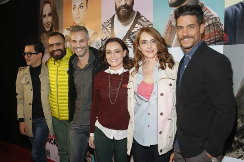 Personalidades como Erick Elías, Juan Pablo Medina y Marimar Vega se reunieron ayer para el estreno de la versión teatral de la historia de Manolo Caro. Allí, Irán Castillo confesó estar soltera.