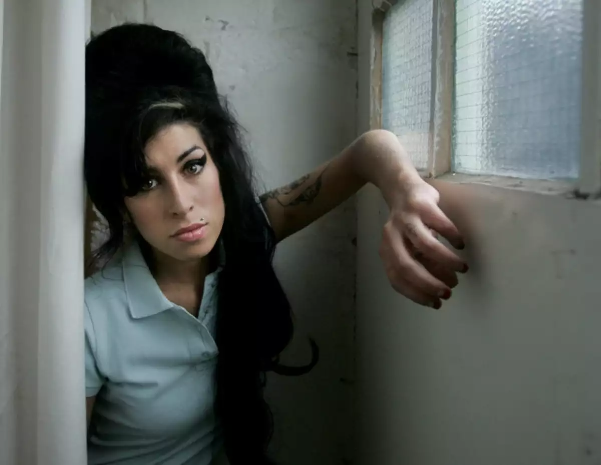 La cantante británica estaba consciente de que sus actitudes no eran las adecuadas para alcanzar los proyectos que tenía a futuro. La soledad y la ansiedad la orillaron al alcoholismo.