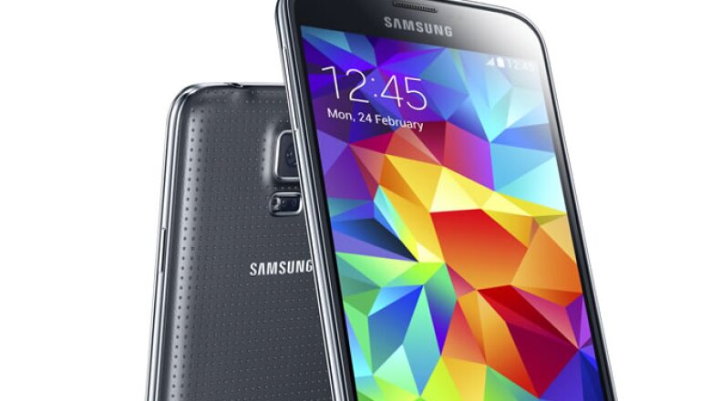 El celular pesa 145 gramos, y sus medidas son 14.2 centímetros de largo, por 7.2 de ancho y 0.8 de grosor.