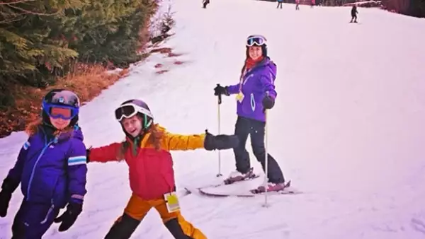 El cantante y esposo de la conductora, compartió en su cuenta de Twitter e Instagram imágenes donde aparecen sus hijas y pareja esquiando.