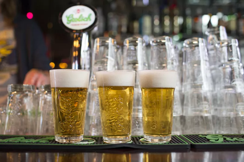 La empresa cervecera busca combatir la violencia de género con su nueva campaña