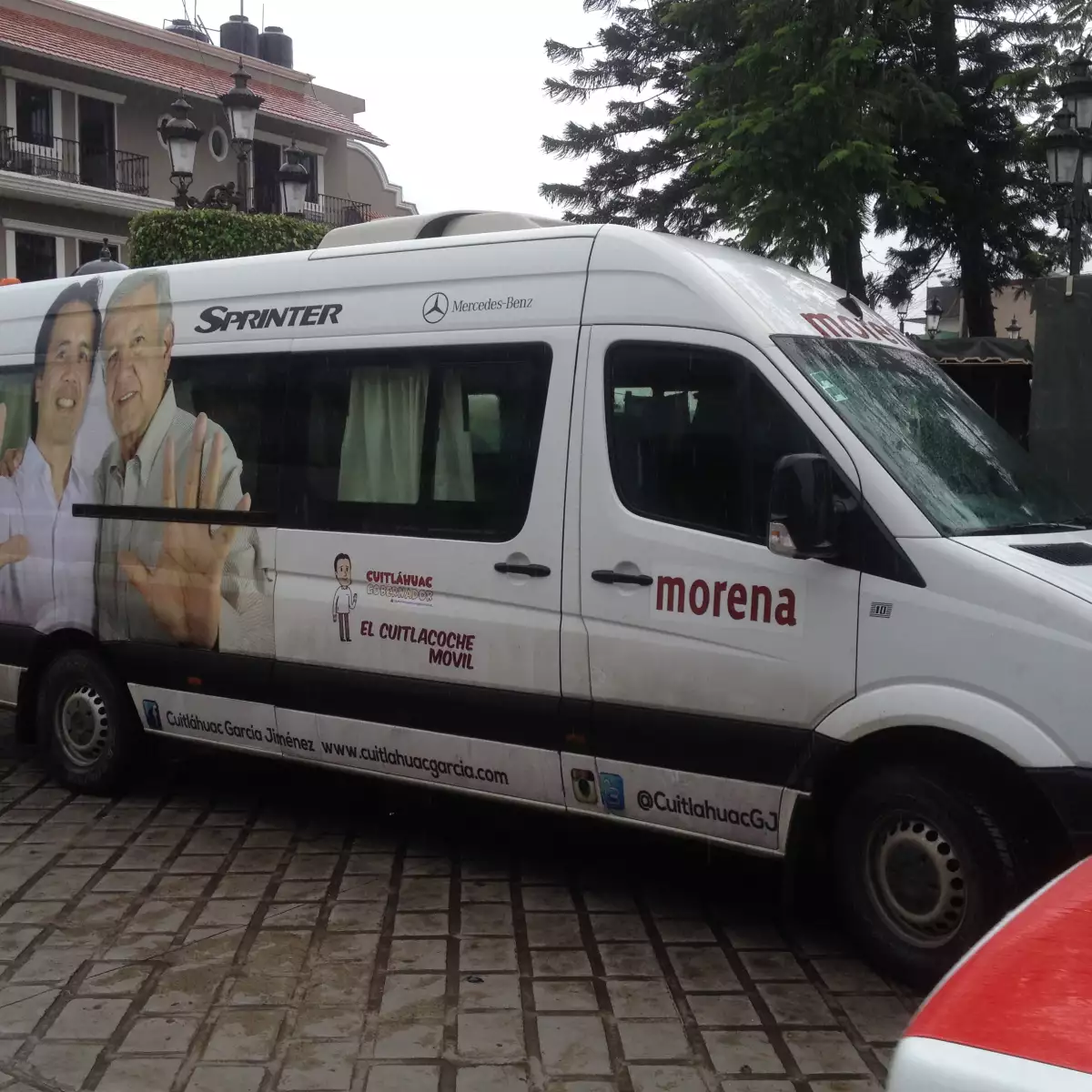 El candidato de Morena, Cuitláhuac García, capitaliza la imagen del dos veces candidato presidencial de la izquierda, Andrés Manuel López Obrador, para sumar simpatías.