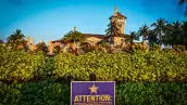 El Club Mar-a-Lago, hogar del expresidente de los Estados Unidos Donald Trump, se ve el 3 de abril de 2023 en Palm Beach, Florida. El Servicio Secreto de los Estados Unidos dijo el 22 de febrero de 2026 que sus agentes habían disparado y matado a un hombre armado que entró ilegalmente en las instalaciones de la finca Mar-a-Lago del presidente Donald Trump en Florida. Trump no estaba allí en el momento del incidente.