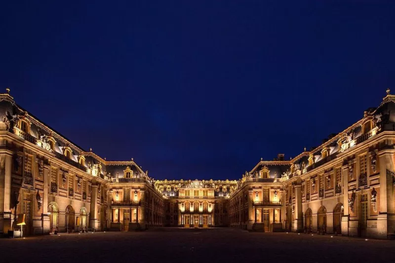 Palacio de Versailles de noche. 