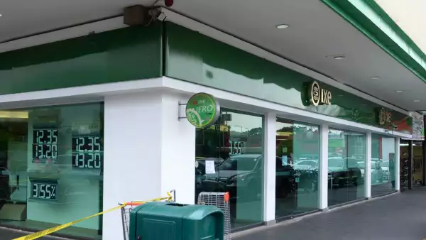 (Fachada de una sucursal de IXE Banco)