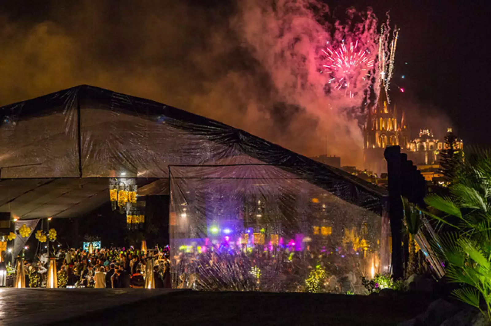 Fuegos artificiales iluminan la mágica ciudad