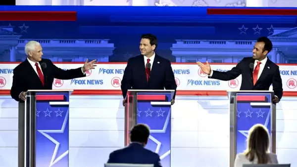 El ex vicepresidente de EE. UU. Mike Pence (ior.) y el empresario y autor Vivek Ramaswamy (l-R) se dirigen hacia el gobernador de Florida, Ron DeSantis, durante el primer debate de las primarias presidenciales republicanas en el Foro Fiserv en Milwaukee, Wisconsin, el 23 de agosto de 2023.