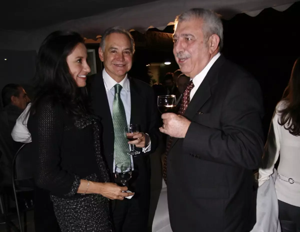 Aunque la última relación que se le conoció al hermano del ex Presidente de México fue con Claudia Marcuccetti; su actual pareja, Ana Cecilia Martínez, es un antiguo amor.