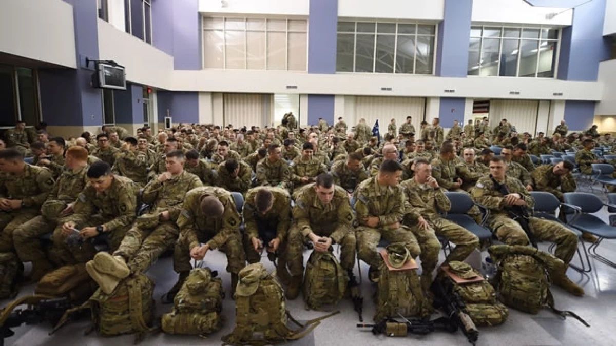 Decenas de tropas estadounidenses esperan en Fort Campbell, Kentucky para ser envíados a Afganistán en noviembre de 2014