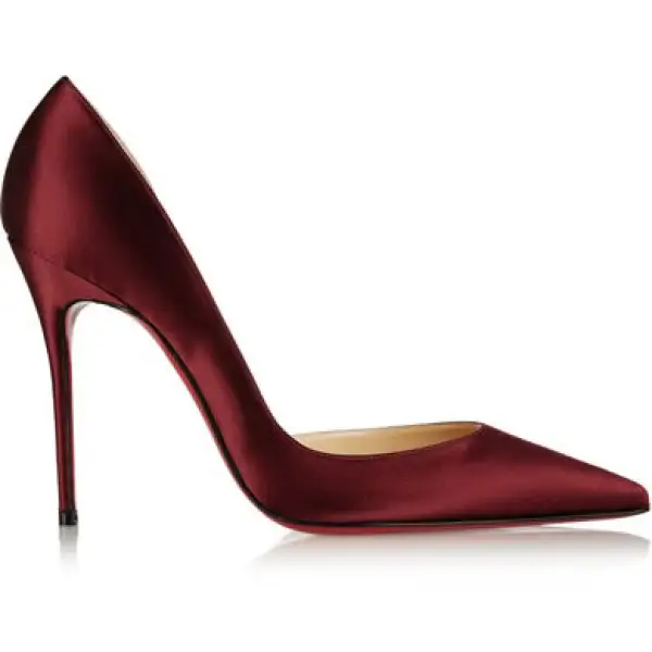 Nos encanta lo clásico del pump de Christian Louboutin.