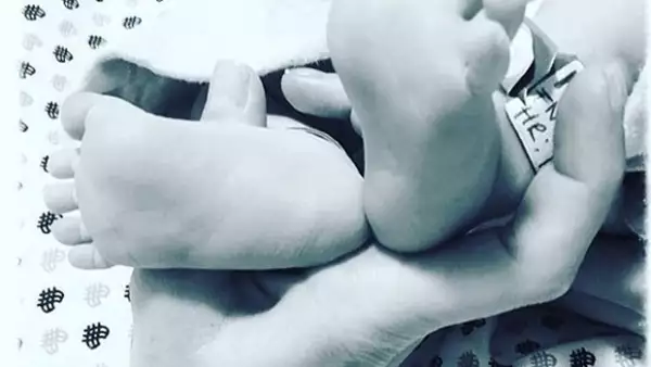 La pareja está muy feliz tras el nacimiento de su primer hijo juntos y mediante una imagen muy tierna en Instagram, compartieron un mensaje en el que además, revelan finalmente el nombre de su bebé.