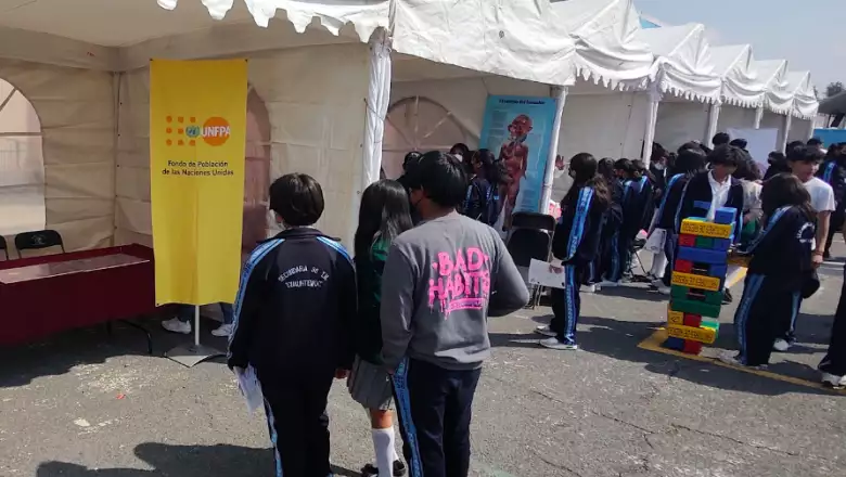 Imagen de trabajo en escuelas para informar y apoyar a los adolescentes de distintas zonas urbanas y comunitarias de Xochimilco.