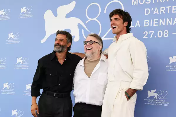 Oscar Isaac, Guillermo del Toro y Jacob Elordi 