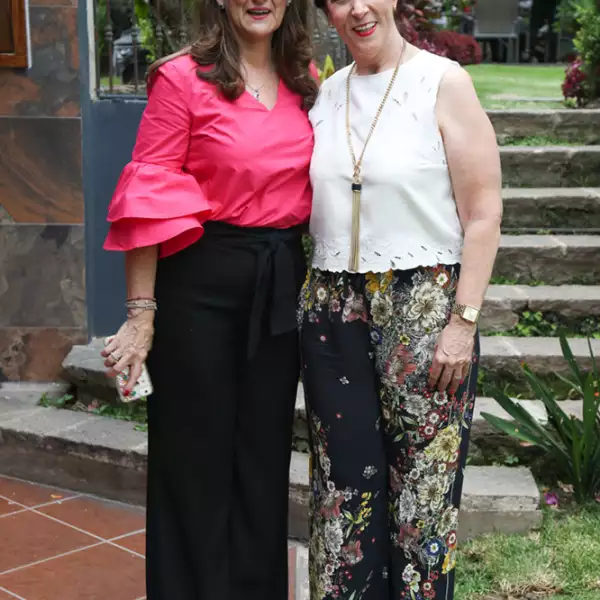 Rosita Watanabe entre amigas