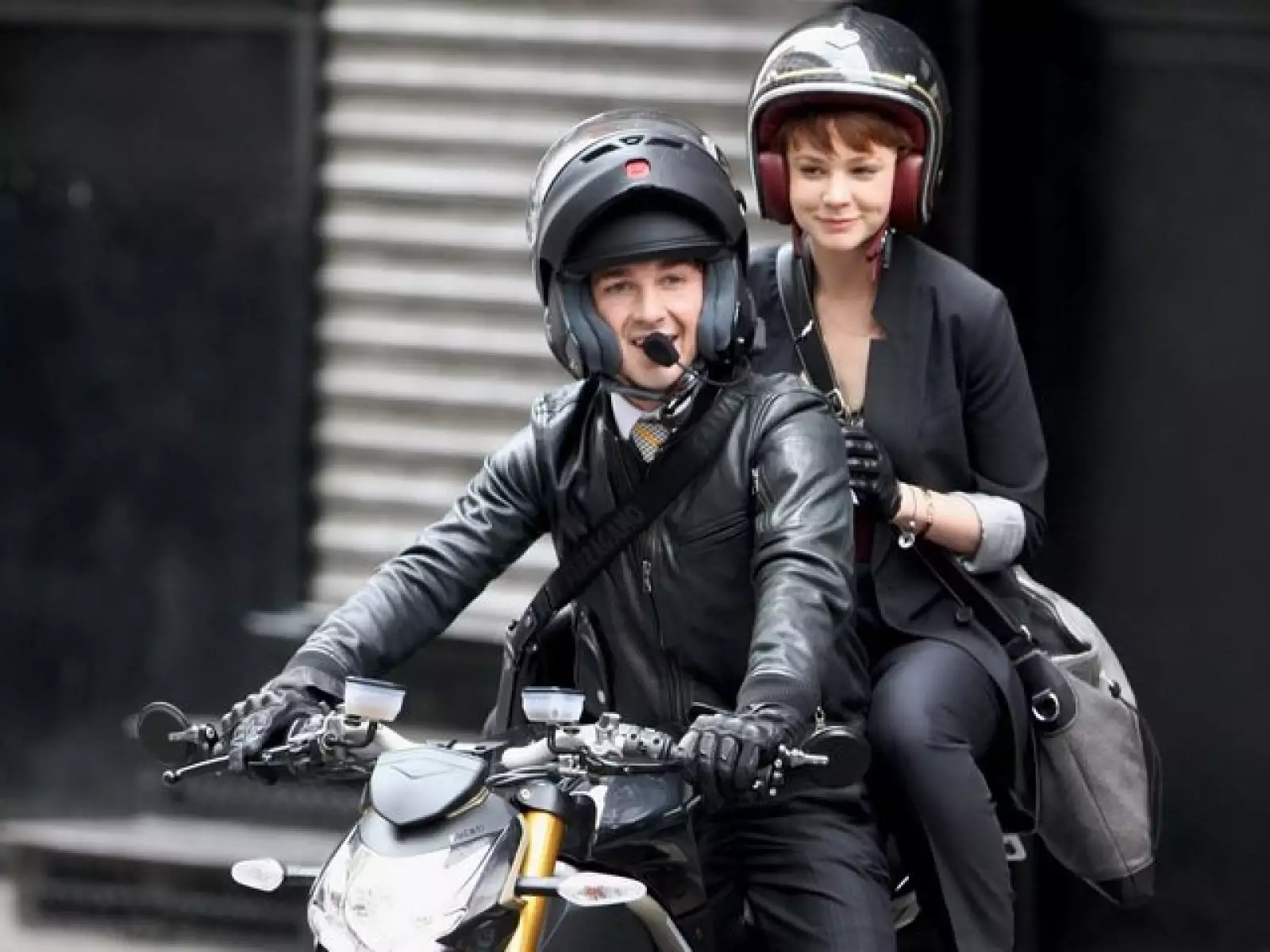 Carey Mulligan y Shia Laboeuf. Ella es una joven actriz británica de carrera corta y trabajan juntos en Wall Street 2: Money Never Sleeps. Parece que el amor surgió en el set y ahora se les ve juntos por todas partes.