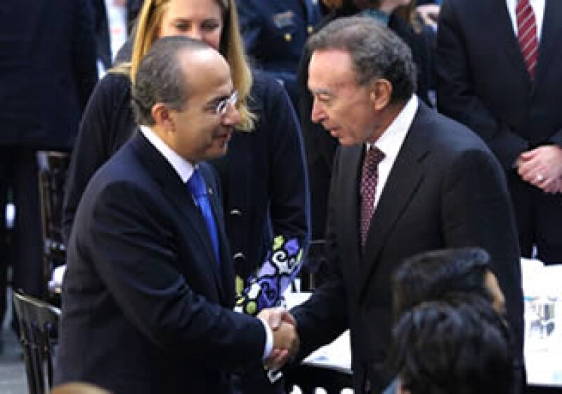 Calderón y Ortiz estrechan su mano en el marco de un discurso para celebrar la mitad de su sexenio presidencial. (Foto: Notimex)
