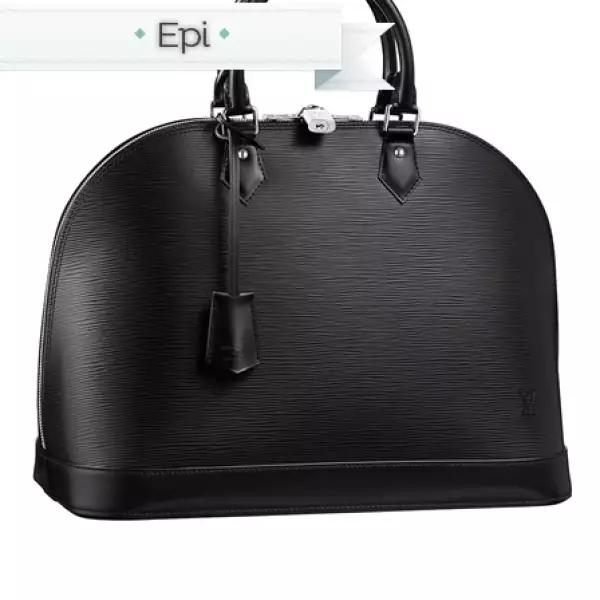 Epi, confeccionada en piel esta textura muestra delicadas líneas a manera elegante. El material Epi se propone en diferentes formas y colores, un clásico de la firma.